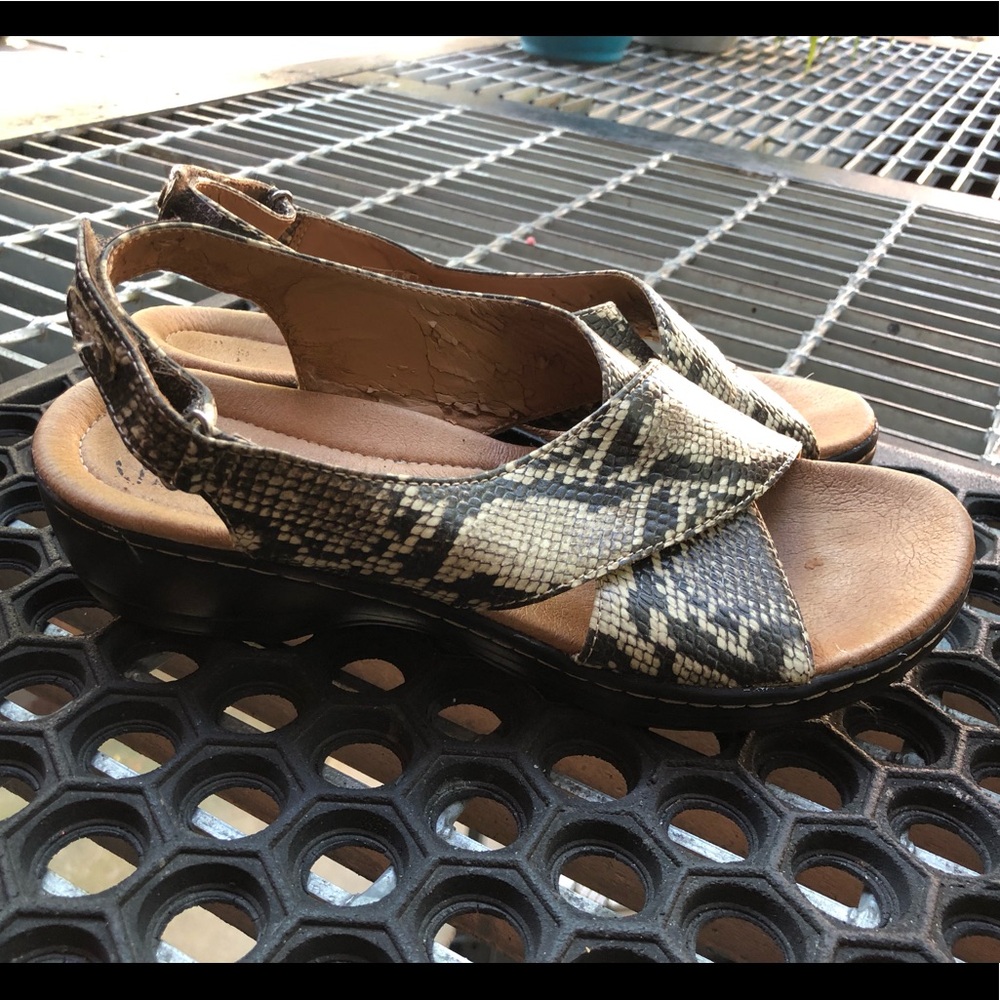 Clark’s Snakeskin Print Sandals Size 8